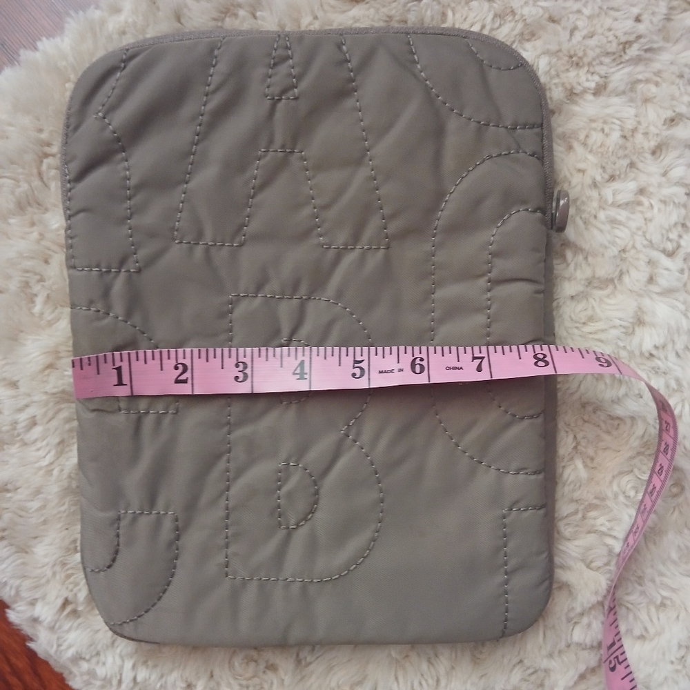 💎 Marc by Marc Jacobs Quilted Tablet Sleeve in Gray Taupe Padded - Picture 5 of 7